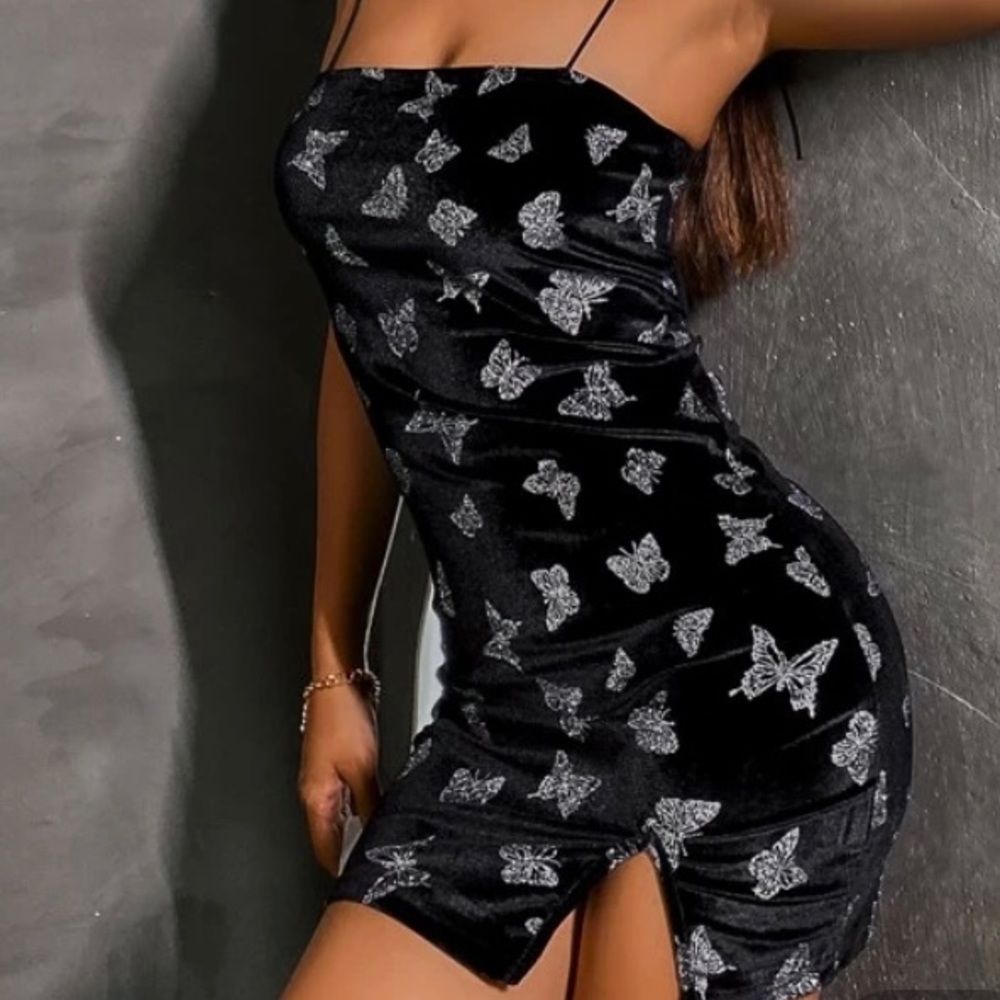 size :(xs) can fit small as well; has adjustable straps you can tie